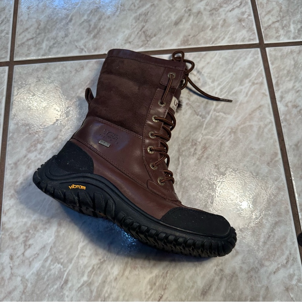 UGG AUSTRALIA Adirondack II BOOT Size 7 Classic Sheepskin Midcalf Hiking LACE-UP